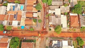 Obras da Águas Guariroba implantam 30 km de rede de esgoto no bairro Tijuca, em Campo Grande, com intervenções em diversas ruas e avenidas.