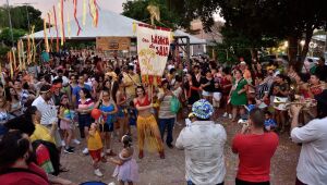 Grande saia da Cia Barra da Saia abre cortejo na Orla Morena e reúne mulheres, crianças e pets em carnaval inclusivo na Capital.