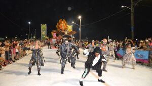 Segundo dia de carnaval na Praça do Papa reúne cerca de 20 mil pessoas em Campo Grande para assistir ao desfile das escolas de samba.