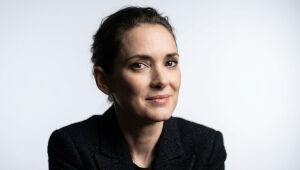 Winona Ryder é confirmada na terceira temporada de Wandinha, série sucesso da Netflix.