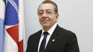 O advogado Mansour Elias Karmouche tomou posse nessa sexta-feira (1) como presidente da Ordem dos Advogados do Brasil (OAB) seccional de Mato Grosso do Sul.