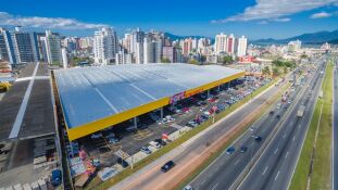 Situado na esquina das BRs 101 e 282, o Fort Kobrasol tem 390 vagas de estacionamento