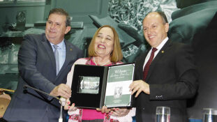 O deputado Eduardo Rocha e o presidente da Assembleia Legislativa homenageiam Wilson Barbosa Martins pelos seus 100 anos com uma placa entregue a filha Thais Martins