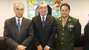 O governador Reinaldo Azambuja com o empresário Ricardo Figueiró e o Comandante do CMO, general de Brigada, José Carlos Avellar