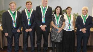 A nova diretoria empossada, da Academia Sul-Mato-Grossense de Letras, com os intelectuais, José Pedro Frazão, Rubenio Marcelo, Henrique Medeiros, Raquel Naveira, Elizabeth Fonseca e Valmir Corrêa