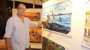 O artista plástico corumbaense Daltro mostra alguns dos seus trabalhos no espaço cultural da Energisa