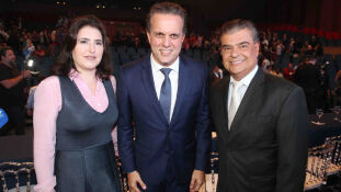 O presidente Ricardo Ayache ladeado pelos dois senadore sde MS, Simone Tebet e Nelsinho Trad