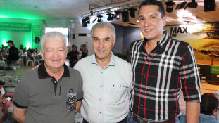 O anfitrião da noite, Fernando Rabelo Gonçalves com o governador Reinaldo Azambuja e seu filho, médico veterinário, Rafael Azambuja