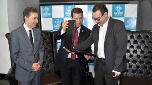 Ao lado do presidente da Santa Casa Esacheu Nascimento, Dr. Augusto Cury recebeu o título de visitante ilustre pela Câmara Municipal