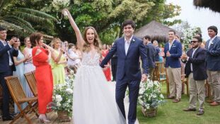 Nayana e Leonardo se casaram na praia da Tartaruga, em Búzios