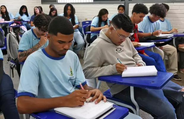 Professores e gestores começam a escolher livros para o ensino médio a partir de 2026