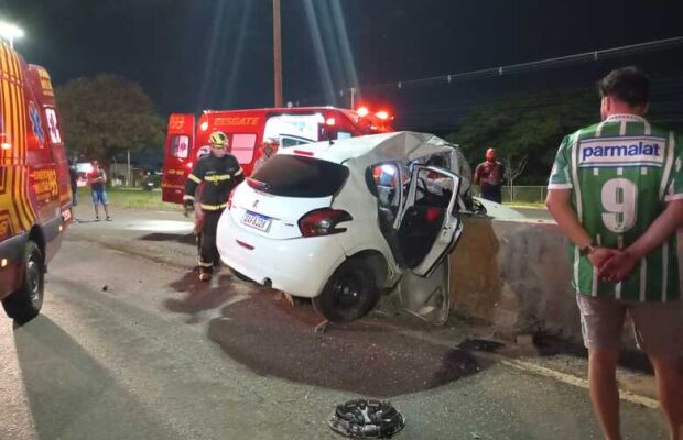 Colisão em mureta deixa passageiro morto e motorista ferido em Campo Grande