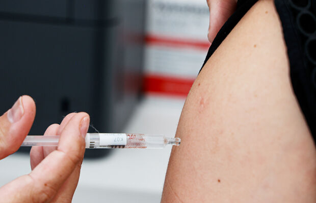 MS começa vacinação contra dengue em profissionais da atenção básica