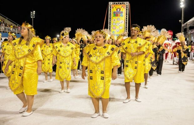 Praça do Papa recebe última noite de desfiles antes da escolha da campeã