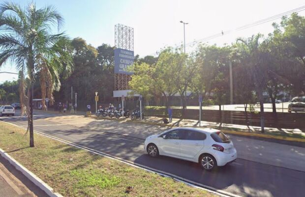 Trio armado rende comerciante e rouba Fiat Strada no Bairro Universitário