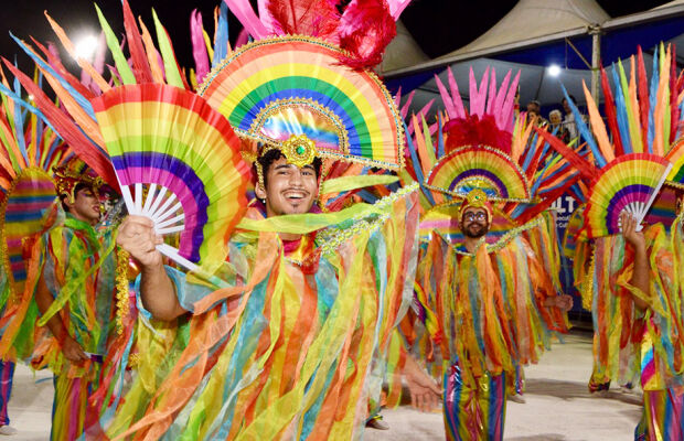 Desfiles na Praça do Papa abrem carnaval com campeã de 2025 na avenida