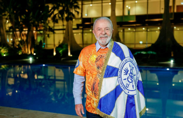 Especialistas veem baixa chance de inelegibilidade de Lula por desfile na Sapucaí