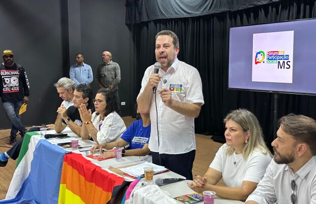 Guilherme Boulos participa de feira da cidadania em Campo Grande e promete atacar filas do INSS