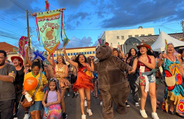 Terceira noite de Carnaval leva 12 mil pessoas à Esplanada em Campo Grande