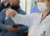 A enfermeira Flávia Cristine Correa de Almeida, 52 anos, foi a primeira a receber o imunizante - (Fotos: Denilson Secreta)
