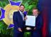 Beto Pereira, CEO do Grupo Pereira, recebendo a honraria do presidente da Fiems, Sergio Longen
