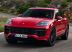 Características visuais marcantes: O Cayenne GTS 2025 apresenta características distintas como inscrições GTS em preto, grade com entradas de ar ampliadas e elementos específicos nos faróis, além de pinças de freio vermelhas e detalhes em preto brilhante.
