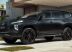 O Pajero Legend Black recebe tratamento chrome delete, substituindo elementos cromados por revestimento em preto, incluindo retrovisores, molduras do para-lamas, tampa traseira, estribos laterais, maçanetas e rodas de 20 polegadas.