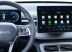 O interior inclui painéis de instrumentos modernos e um sistema multimídia avançado compatível com Apple CarPlay e Android Auto.