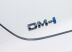 A versão DM-i do BYD King utiliza um sistema híbrido avançado, combinando um motor a combustão 1.5 aspirado com motores elétricos de alta eficiência. Essa