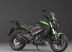 Modelo Dominator 400 na cor verde, com design robusto e alta performance para estradas e aventuras - Foto: Divulgação
