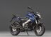 Modelo Dominator 400 na cor azul, destacando-se pelo estilo esportivo e tecnologia avançada - Foto: Divulgação