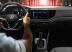 No interior, o Nivus 2025 apresenta o sistema VW Connect, agora com conectividade embarcada e novos comandos via app Meu VW.