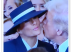 Momento viral: com 165 mil visualizações, tentativa de beijo interrompida pelo chapéu de Melania é destaque na internet.