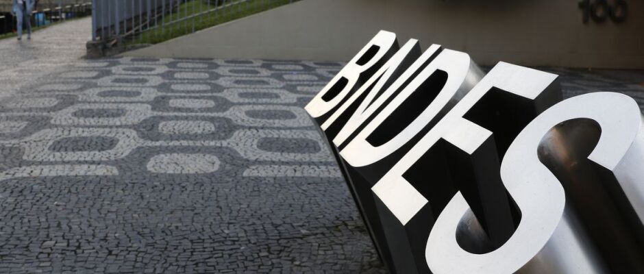 BNDES aprova R$ 1,09 bilhão para Embraer ampliar produção de jatos comerciais