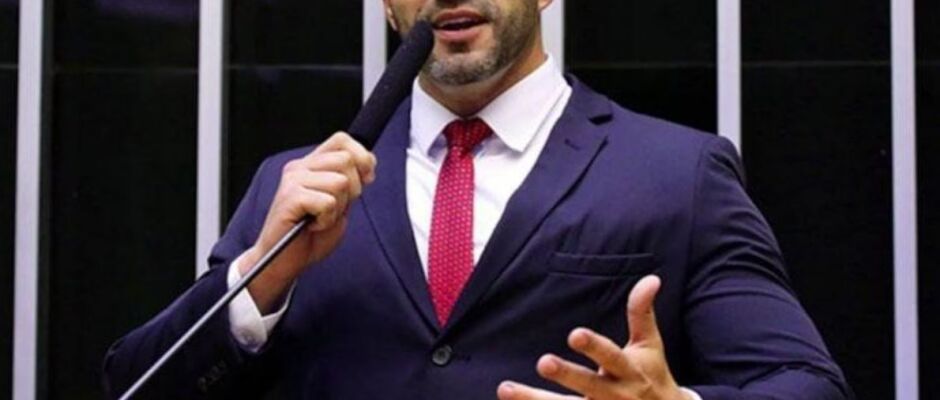 Médico atesta necessidade de cirurgia em Daniel Silveira após Moraes exigir laudo