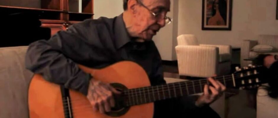 Vídeos inéditos mostram incômodo de João Gilberto ao ser gravado supostamente sem aviso