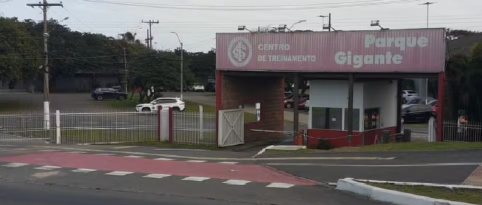 Torcedores invadem CT do Inter e cobram elenco após goleada para o Palmeiras
