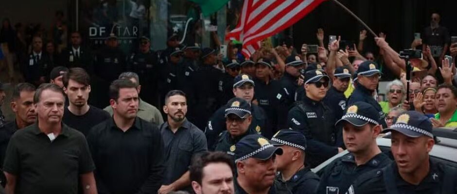 Bolsonaro deixa hospital em Brasília sob escolta e sem falar com imprensa