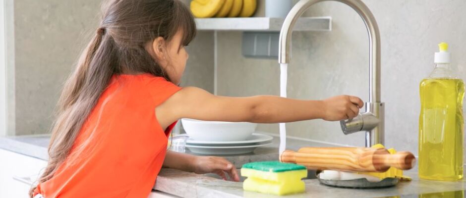 Mais da metade das crianças e adolescentes no Brasil realiza afazeres domésticos, aponta IBGE