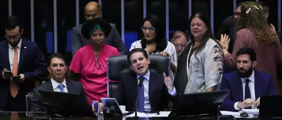 Câmara aprova novas regras para decisões do STF e limita atuação de partidos