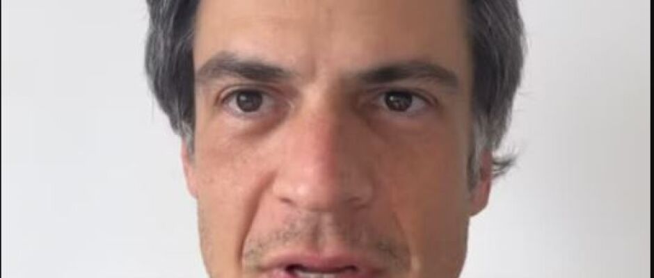 'Mateus Solano comenta polêmica com celular em peça: 