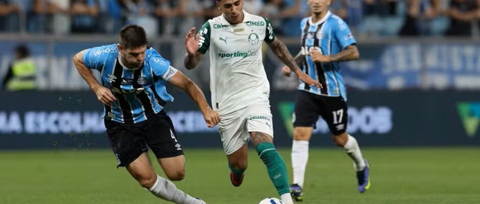 Grêmio vence o Palmeiras em jogo tenso e mantém disputa aberta pelo título