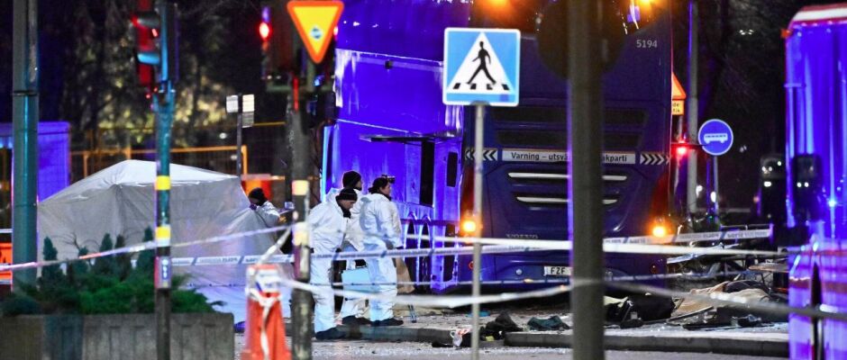 Ônibus atropela pessoas em ponto na Suécia e deixa mortos e feridos em Estocolmo