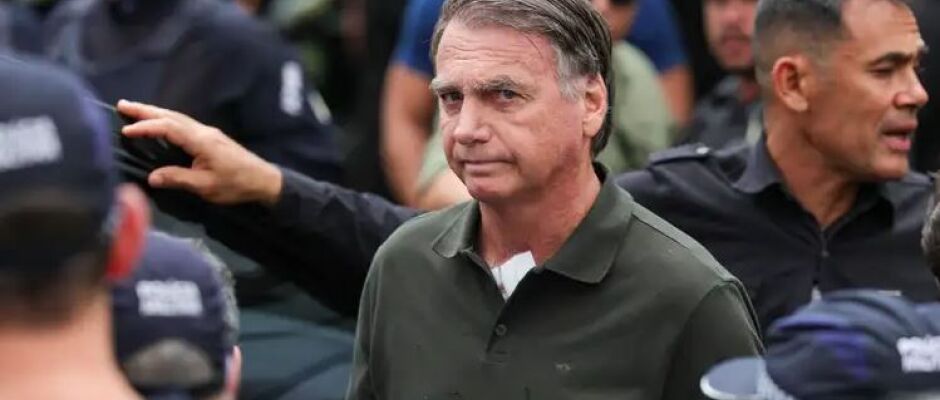 Defesa de Bolsonaro alega confusão mental e nega tentativa de retirada da tornozeleira