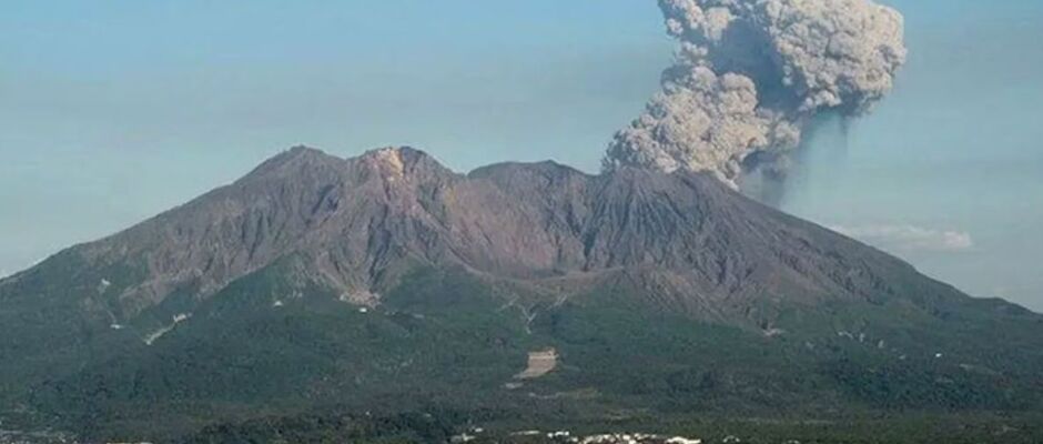 Vulcão no Japão entra em erupção e lança coluna de cinzas de 4,4 km de altura