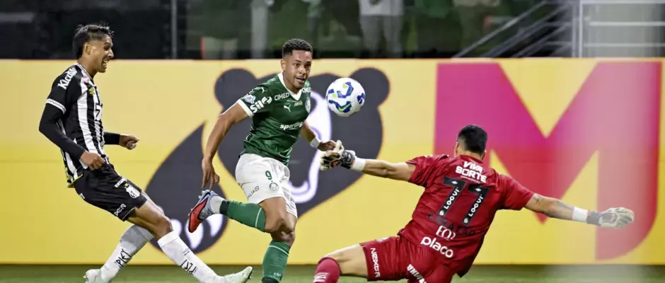 Vitor Roque brilha com dois gols, Palmeiras vence o Santos e lidera o Brasileirão com folga