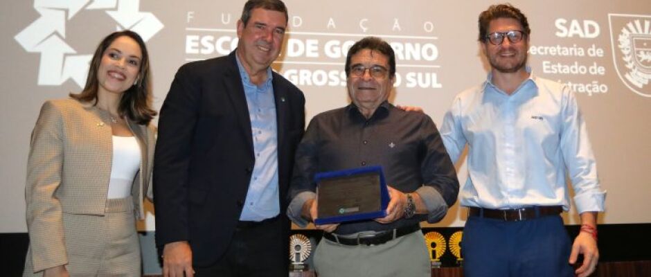 Escolagov homenageia servidor que acompanhou os 25 anos de história da instituição