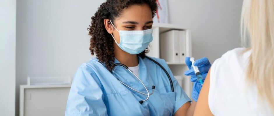 Governo anuncia vacinação contra bronquiolite para gestantes a partir de dezembro no SUS