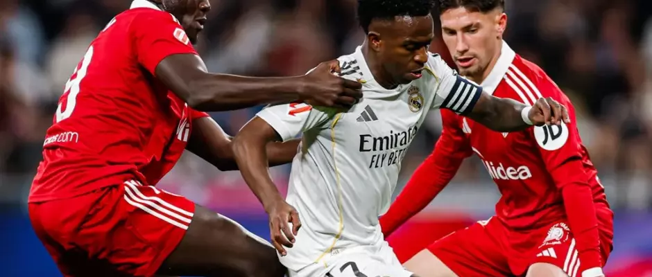 Vini Jr. é vaiado ao ser substituído em Madri e posta mensagem enigmática em rede social