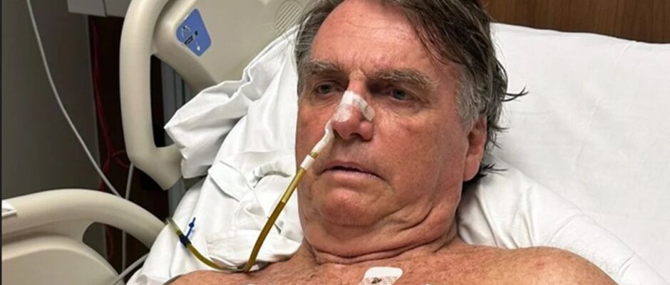 Bolsonaro está em cuidados pós-operatórios de herniorrafia inguinal bilateral